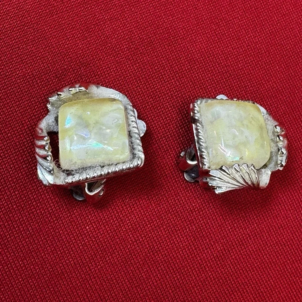 Vintage Coro Signed Gold-tone‎ square clip earrings yellow